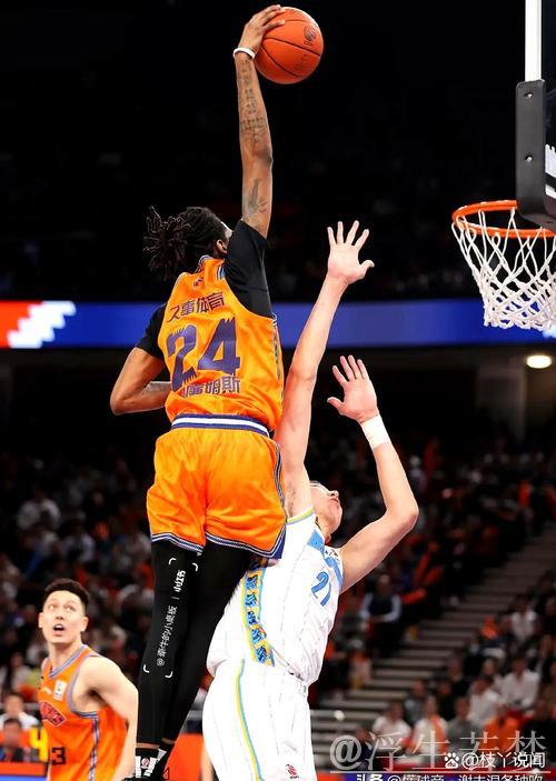 诺威尔中投抛投连续得分,琼斯暴扣强势回应 诺威尔中投抛投连续得分,琼斯暴扣强势回应