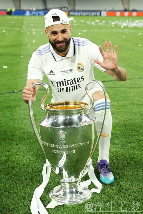 本泽马37岁仍势不可挡：60分钟梅开二度助队夺冠，赛季33场砍下25球拿下双冠