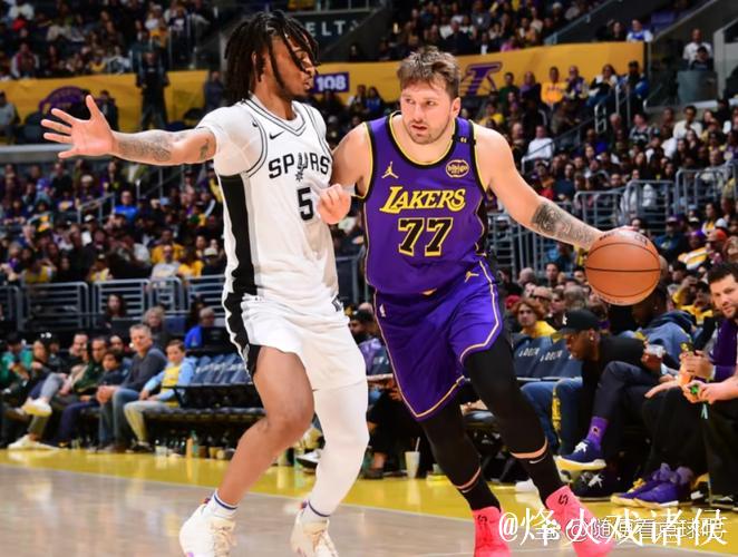 詹姆斯三双助湖人狂胜马刺，克内克特20+8终结3连败